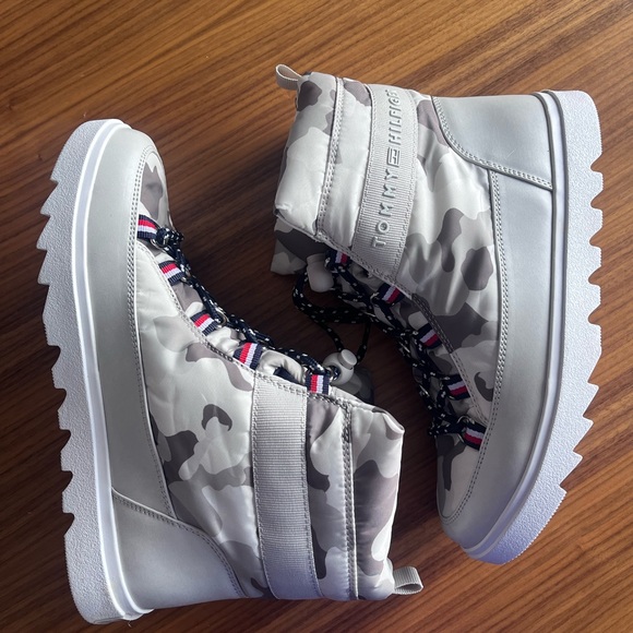 New Tommy Hilfiger Snow Boots for Woman. Size 7.5 - Picture 9 of 9